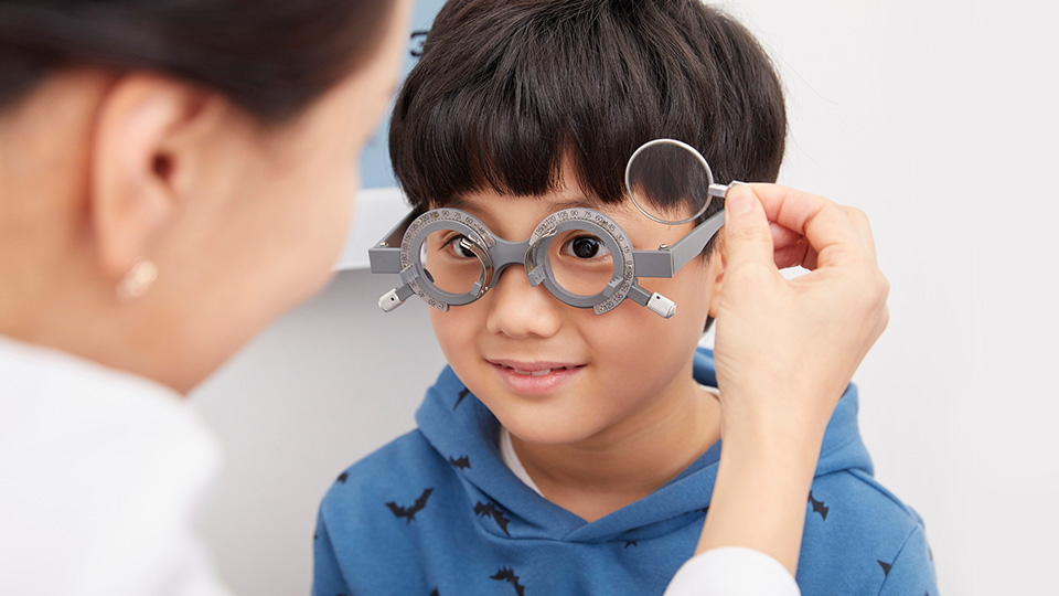 小児弱視等の治療用メガネにも対応