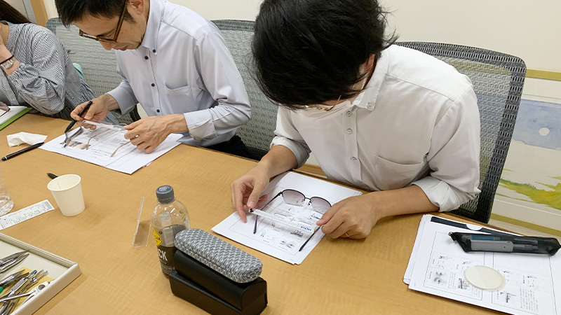 顔幅とテンプル幅の見立て