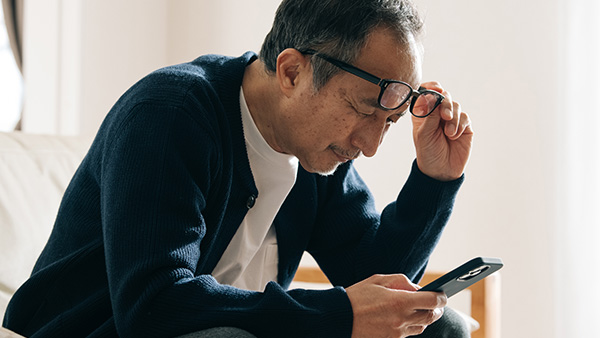 スマホを見るたびにメガネを外してしまう