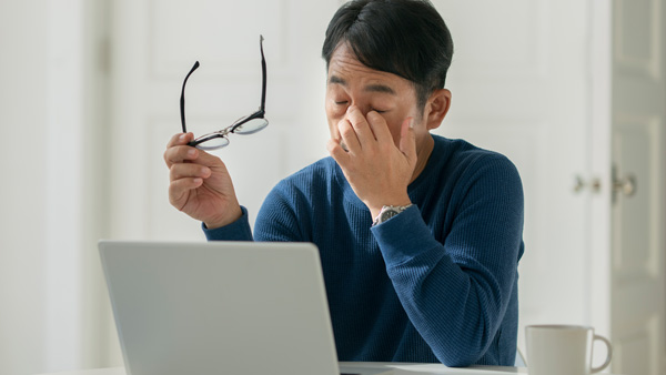 文字が二重に見える・目が疲れる