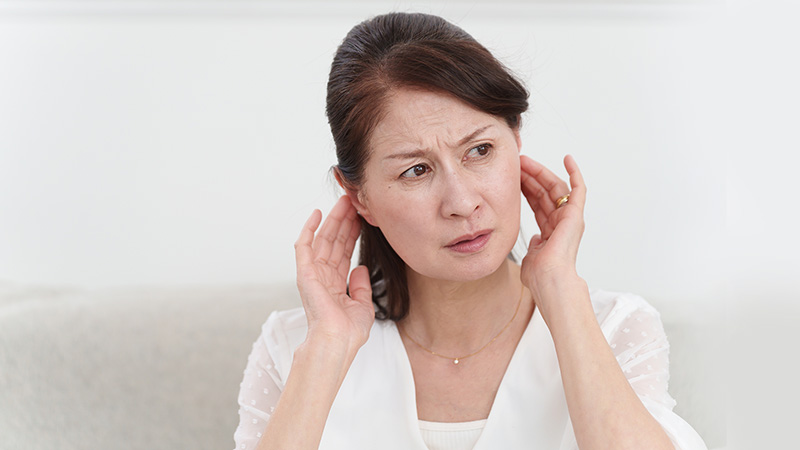 なぜ補聴器をつけると「音がうるさい」と感じるの?
